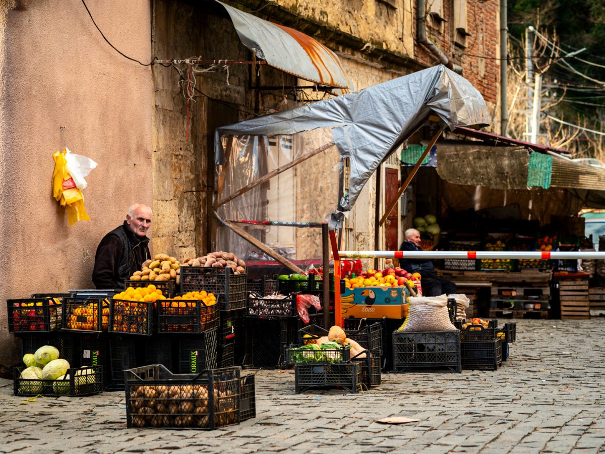 Jeden ze Sprzedawców obok Green Bazar  (Gruzja: Kutaisi, 2024)