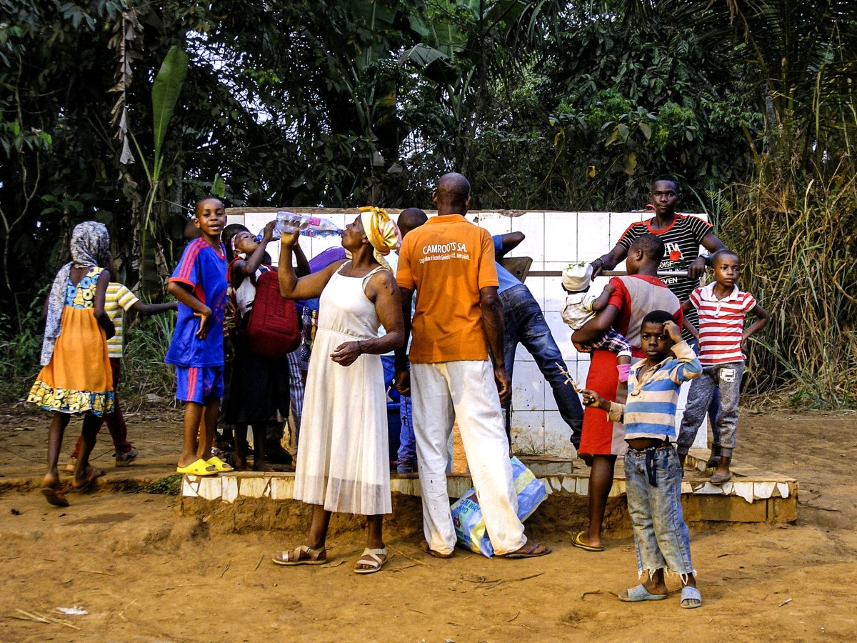 Mieszkańcy czerpią ze studni  (Kamerun: ?, 2020)